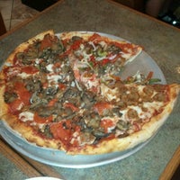 Снимок сделан в Ray&amp;#39;s Pizza пользователем Sabrina 3/25/2012