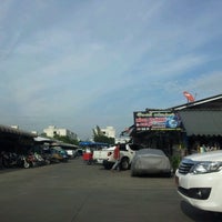 Photo taken at ตลาดทรัพย์เจริญ by Capt. Max M. on 6/13/2012