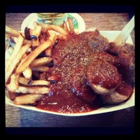 รูปภาพถ่ายที่ Wechsler&amp;#39;s Currywurst โดย Chelle . เมื่อ 2/20/2012