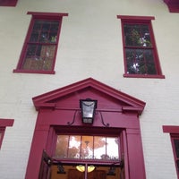 รูปภาพถ่ายที่ Schoolhouse Restaurant โดย brian t. เมื่อ 6/17/2012