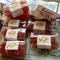 Foto scattata a Old Port Candy Co. da Hsini il 8/9/2012