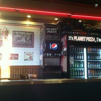 Foto scattata a Planet Pizza - Greenwich da Tj M. il 8/2/2012