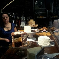 Foto scattata a Sugarplum Cake Shop da J-Lo il 2/19/2012
