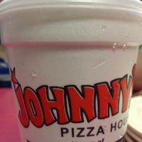 Foto tomada en Johnny&amp;#39;s Pizza House  por Nick H. el 3/18/2012