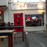 5/24/2012 tarihinde Glen C.ziyaretçi tarafından Red Door Tavern'de çekilen fotoğraf