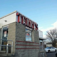 รูปภาพถ่ายที่ Terry&amp;#39;s Diner โดย Jeff N. เมื่อ 2/5/2012