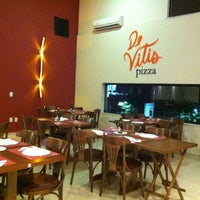 Foto tirada no(a) De Vitis Pizza por Bruno D. em 2/13/2012