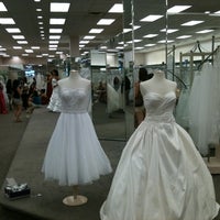 รูปภาพถ่ายที่ David&amp;#39;s Bridal โดย Jorge S. เมื่อ 8/4/2012