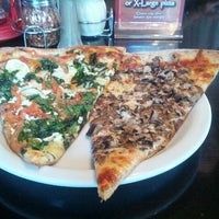 6/6/2012 tarihinde Andrew D.ziyaretçi tarafından Pizza Orgasmica'de çekilen fotoğraf