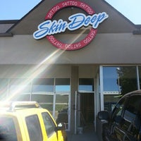 Das Foto wurde bei Skin Deep Tattoo and Body Piercing von Jon J. am 9/8/2012 aufgenommen