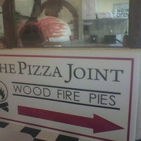 Снимок сделан в The Pizza Joint Wood Fire Pies пользователем Bobbie F. 6/12/2012