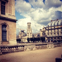 Photo taken at Quai du Louvre by Pagna on 7/4/2012