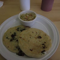 4/9/2012 tarihinde Robby D.ziyaretçi tarafından Tiko Riko - Great Latin Food'de çekilen fotoğraf