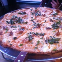 4/13/2012 tarihinde Todd V.ziyaretçi tarafından Bad Horse Pizza'de çekilen fotoğraf