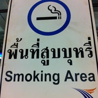 Photo taken at พื้นที่สูบหรี่-Smoking Aera@suvernabhumi by Ballzajo on 3/24/2012