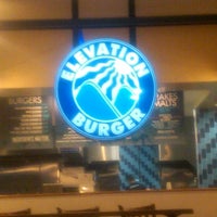 รูปภาพถ่ายที่ Elevation Burger โดย David M. เมื่อ 2/25/2012