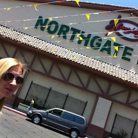 5/27/2012 tarihinde Leeziyaretçi tarafından Northgate Gonzalez Markets'de çekilen fotoğraf