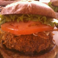 Das Foto wurde bei Burgers on the Edge von Melinda D. am 6/5/2012 aufgenommen