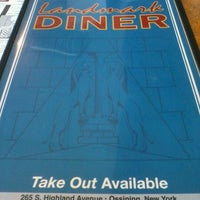 Das Foto wurde bei Landmark Diner von Dre P. am 5/26/2012 aufgenommen