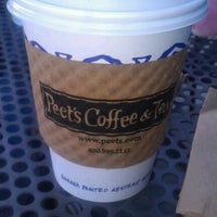 Foto tomada en Peet&amp;#39;s Coffee &amp;amp; Tea  por Torrie J. el 2/20/2012