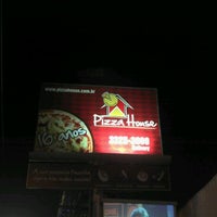 Foto diambil di Pizza House oleh Arildo P. pada 4/28/2012