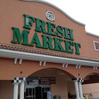 Foto tomada en The Fresh Market  por Angie B. el 6/8/2012