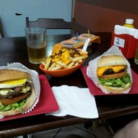 รูปภาพถ่ายที่ Willy&amp;#39;s Authentic Burger โดย Thiagão M. เมื่อ 8/5/2012