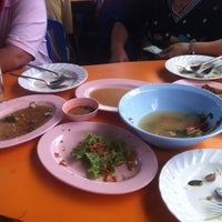Photo taken at ลุงแก่ข้าวต้มปลา by Pattara N. on 7/15/2012