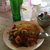 Photo taken at ร้านอาหารตามสั่งปากซอยธารา8 by A S. on 8/28/2012