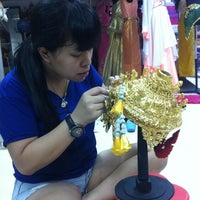 Photo taken at ร้านเช่าชุดมาลัยศิลป์ by Mon on 6/2/2012
