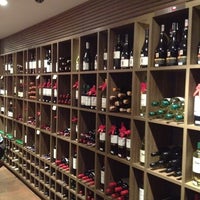 Photo taken at D&#39;Vinos - Wine Store by Rômulo L. on 4/20/2012