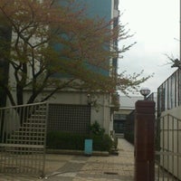 Photo taken at 東京都立田園調布高等学校 by 山藻津 若. on 4/21/2012