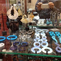 Foto tirada no(a) Halo Piercing &amp;amp; Jewelry por Angela R. em 6/25/2012