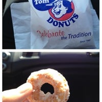 Foto diambil di Tiny Tom&amp;#39;s Donuts oleh Laura W. pada 3/21/2012