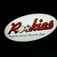 Foto tirada no(a) Rookies Sports Bar por Dave M. em 4/1/2012
