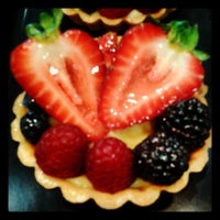 Das Foto wurde bei Honey Moon Sweets Bakery &amp;amp; Dessert Bar von Lane G. am 5/31/2012 aufgenommen