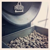 รูปภาพถ่ายที่ Koffiebranderij Fascino Coffee โดย Lieke H. เมื่อ 6/3/2012
