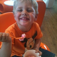 Das Foto wurde bei Orange Leaf Frozen Yogurt von Charity J. am 5/6/2012 aufgenommen