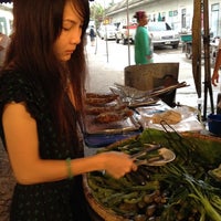 Photo taken at ตลาดอุ่นเรือน by Pee E. on 6/23/2012