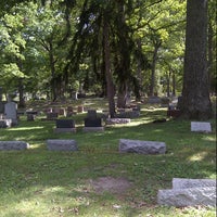 Снимок сделан в Lindenwood Cemetery пользователем Trina Beana 8/11/2012