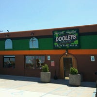 รูปภาพถ่ายที่ Dooley&#39;s โดย John M. เมื่อ 5/11/2012