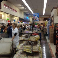 Foto scattata a Northgate Gonzalez Markets da Bensimone J. il 8/18/2012