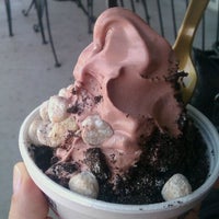 รูปภาพถ่ายที่ Golden Spoon Frozen Yogurt โดย Sarah R. เมื่อ 5/1/2012