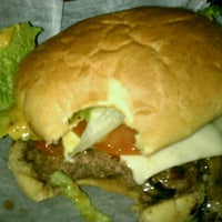 รูปภาพถ่ายที่ Brewburger&amp;#39;s โดย Katherine G. เมื่อ 2/25/2012