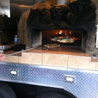 2/29/2012 tarihinde Todd B.ziyaretçi tarafından Tuscan Stone Pizza'de çekilen fotoğraf