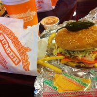 Das Foto wurde bei Burguesa Burger Denton von Edward H. am 3/9/2012 aufgenommen