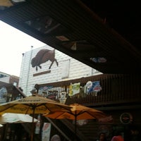 รูปภาพถ่ายที่ Buffalo Bodega Gaming Complex, Bar &amp; Steakhouse โดย Arnie เมื่อ 7/6/2012