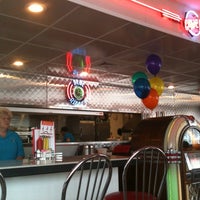 Снимок сделан в Blue Ribbon Diner- Burlington пользователем David H. 8/30/2012