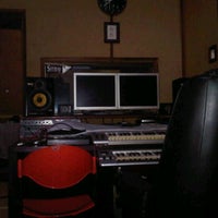 Foto diambil di D.A.W Studio oleh Revis A. pada 7/6/2012
