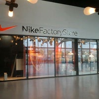 Maryanne Jones Herhaald Onderzoek Nike Factory Store - Sporting Goods Shop